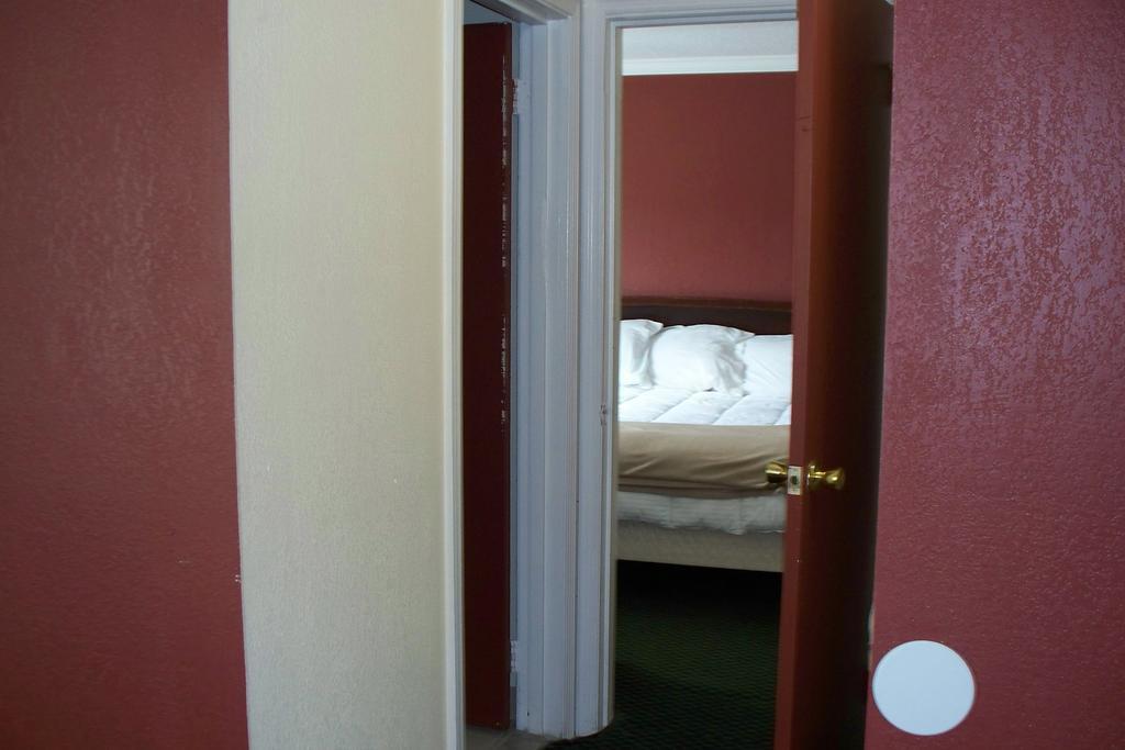 Budget Inn & Suites Wall Exterior photo